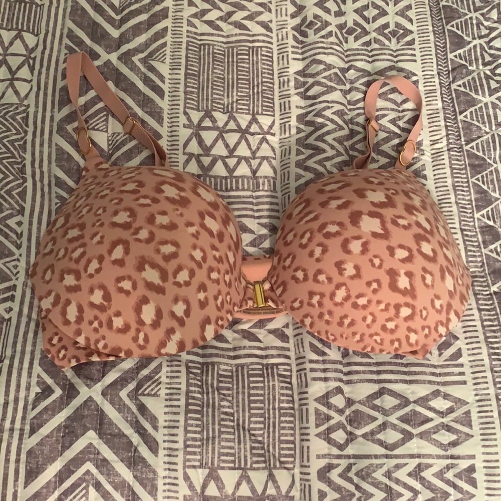 NWOT! Incredible by Victoria’s Secret. 34D. Perfect Shape.